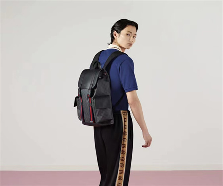 Gucci古驰的GG Supreme帆布男士双肩背包