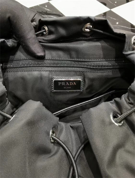 Prada再生尼龙和saffiano皮革背包