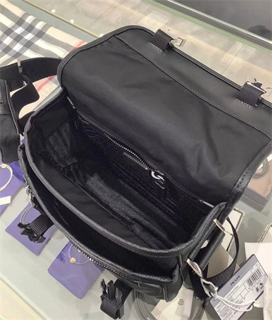 普拉达三合一邮差包旅行斜挎小包男款