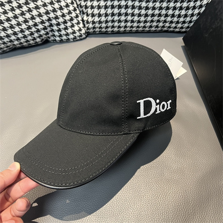 探寻Dior迪奥原单棒球帽的时尚魅力