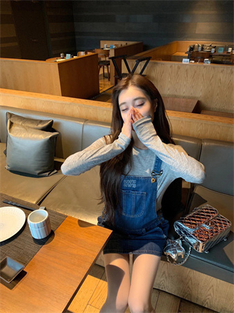 Miumiu牛仔背带裙