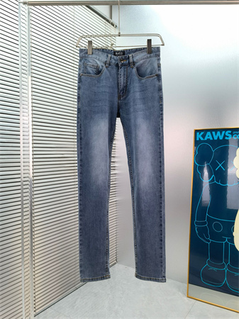 BOSS牛仔裤VS李维斯牛仔裤：细说品质与时尚背后的较量