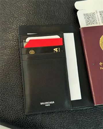 巴黎世家护照钱包