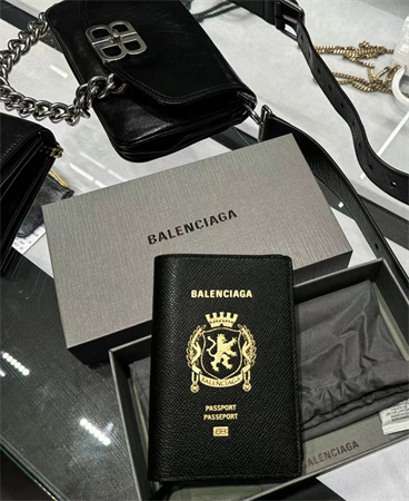 巴黎世家balenciaga护照钱包太拉风了 手里一堆证件一个护照钱包轻松搞定