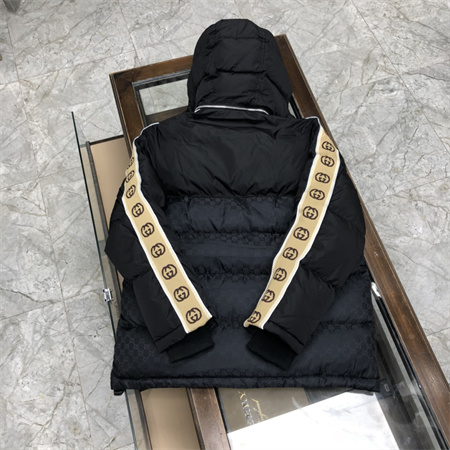 古驰反光羽绒服