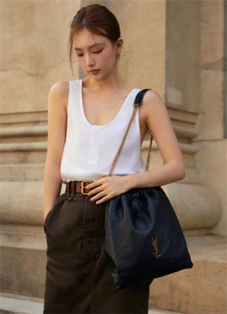 有点小钱的姐妹们 年底买只超好看的原单YSL Jamie 4.3 Pochon“垃圾袋”背