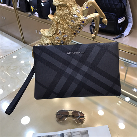 巴宝莉男士小包最经典款式推荐这五款 看看有没有你喜欢的
