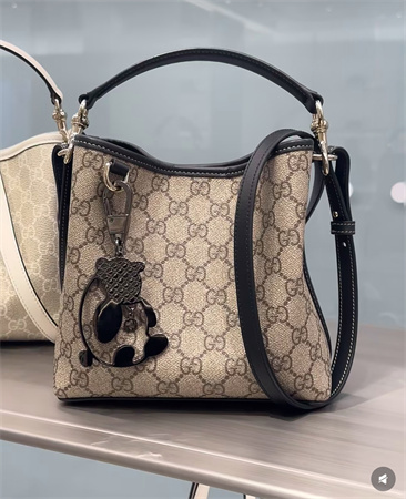 gucci Emblem水桶包